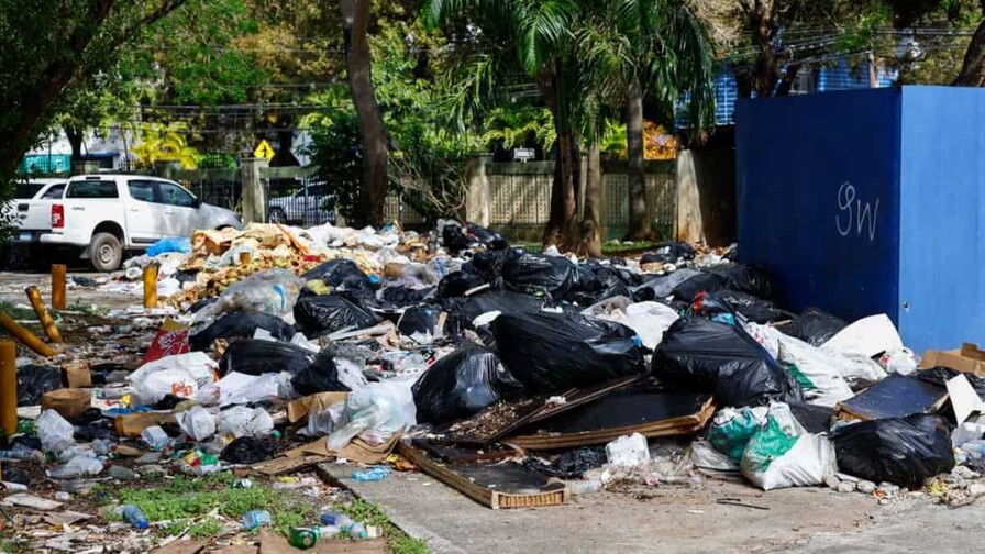Cúmulo de basura y vehículos abandonados en el recinto del estadio Quisqueya