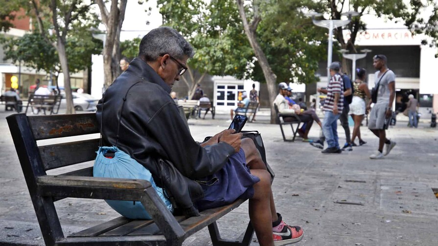 Sin teléfono fijo, móvil o internet: el otro apagón de la crisis energética en Cuba