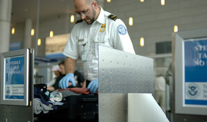 Detienen a miembro de la marina de EE. UU. en un aeropuerto tras encontrar explosivos en su equipaje