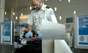 Detienen a miembro de la marina de EE. UU. en un aeropuerto tras encontrar explosivos en su equipaje