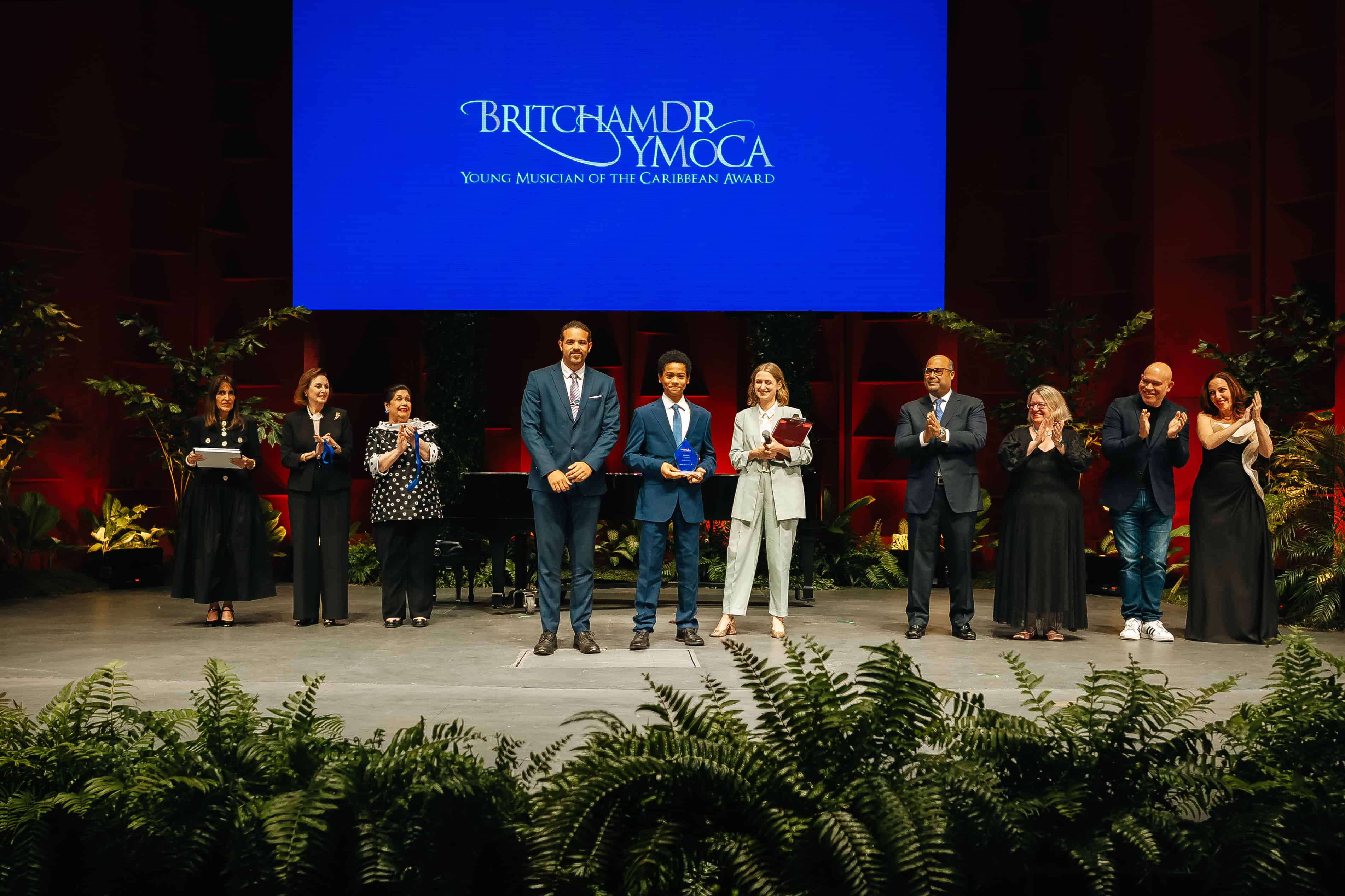 Entrega de reconocimiento a Filippo Ciuccarelli, de la categoría Junior (Piano, RD).