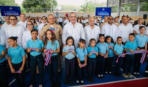 Gobierno entrega dos techados deportivos en centros educativos de Santiago