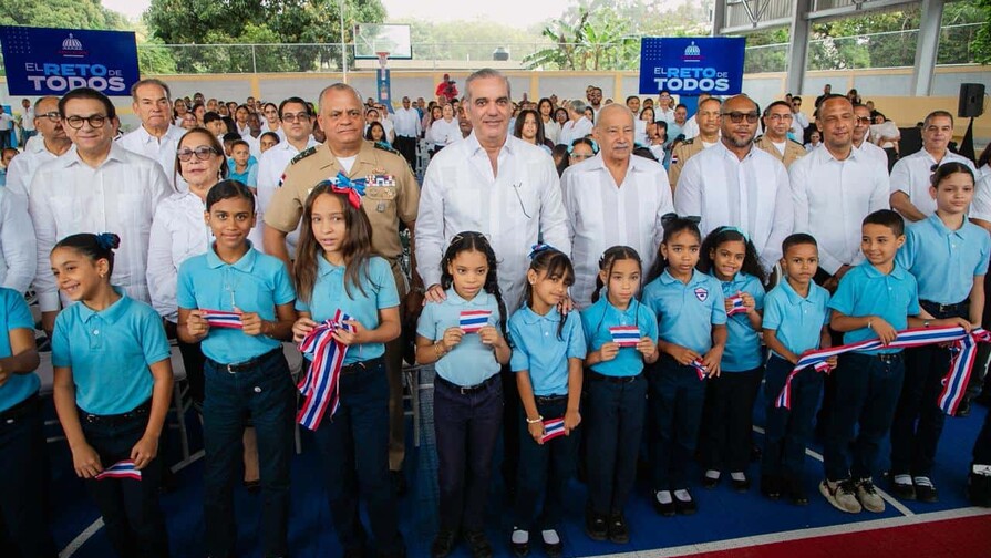 Gobierno entrega dos techados deportivos en centros educativos de Santiago