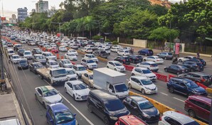 Horarios en sector p&uacute;blico variaron patrones, pero persisten los tapones