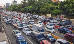 Horarios en sector p&uacute;blico variaron patrones, pero persisten los tapones