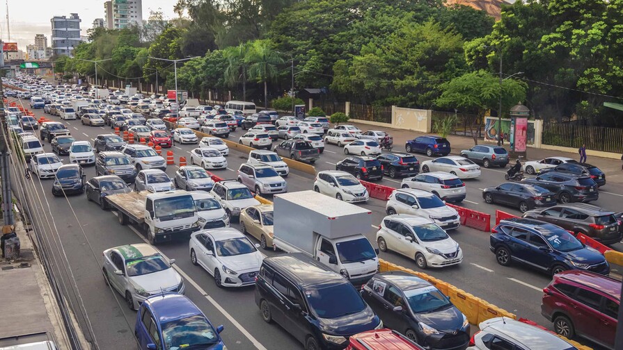 Horarios en sector p&uacute;blico variaron patrones, pero persisten los tapones