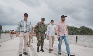 El ministro de Defensa supervisa construcci&oacute;n de la verja perimetral en la frontera