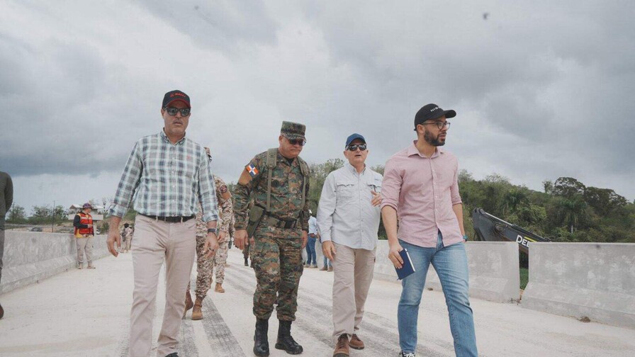 El ministro de Defensa supervisa construcción de la verja perimetral en la frontera El ministro de Defensa supervisa construcción de la verja perimetral en la frontera