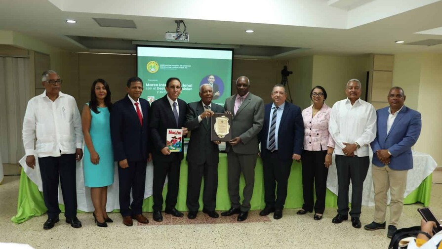 Reconocen aportes del m&eacute;dico Cruz Jimini&aacute;n y del profesor Melanio Hern&aacute;ndez, autor del libro "Nacho"
