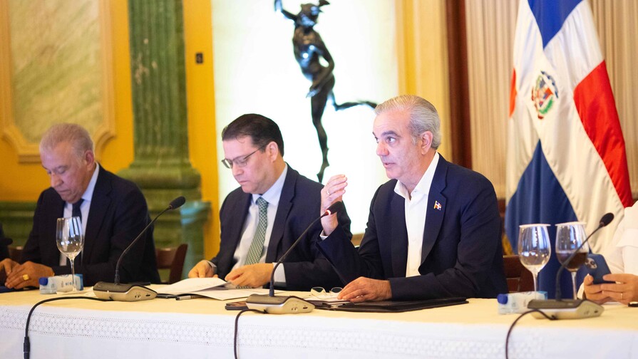 El presidente Abinader sostiene reunión con empresarios para estabilizar precios de alimentos El presidente Abinader sostiene reunión con empresarios para estabilizar precios de alimentos