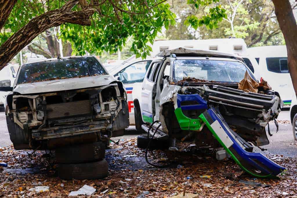 Automóviles con señales visibles de óxido y deterioro