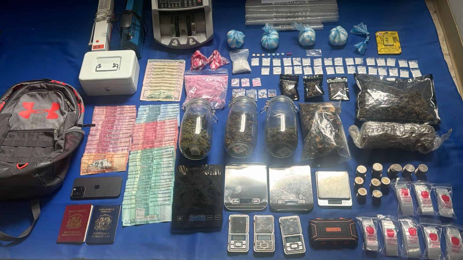 Presuntas sustancias narc&oacute;ticas, dinero en efectivo y otros objetos ocupados por la DNCD durante allanamientos contra el microtr&aacute;fico.