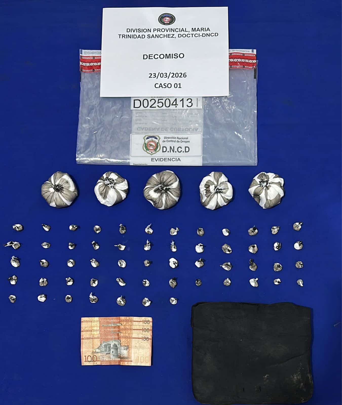 Presuntas coca&iacute;na, dinero en efectivo y otros objetos ocupados por la DNCD durante allanamientos contra el microtr&aacute;fico.