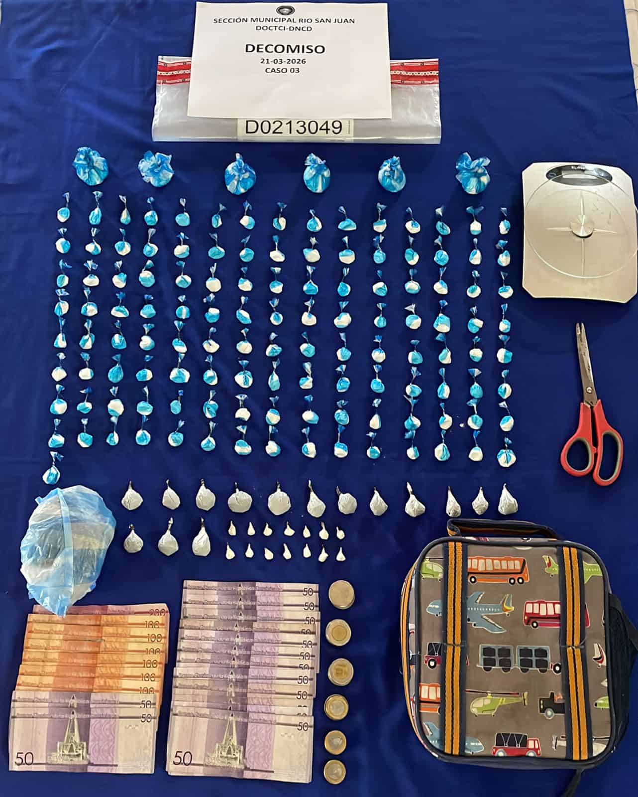 Presuntas sustancias narc&oacute;ticas, dinero en efectivo y otros objetos ocupados por la DNCD durante allanamientos contra el microtr&aacute;fico.