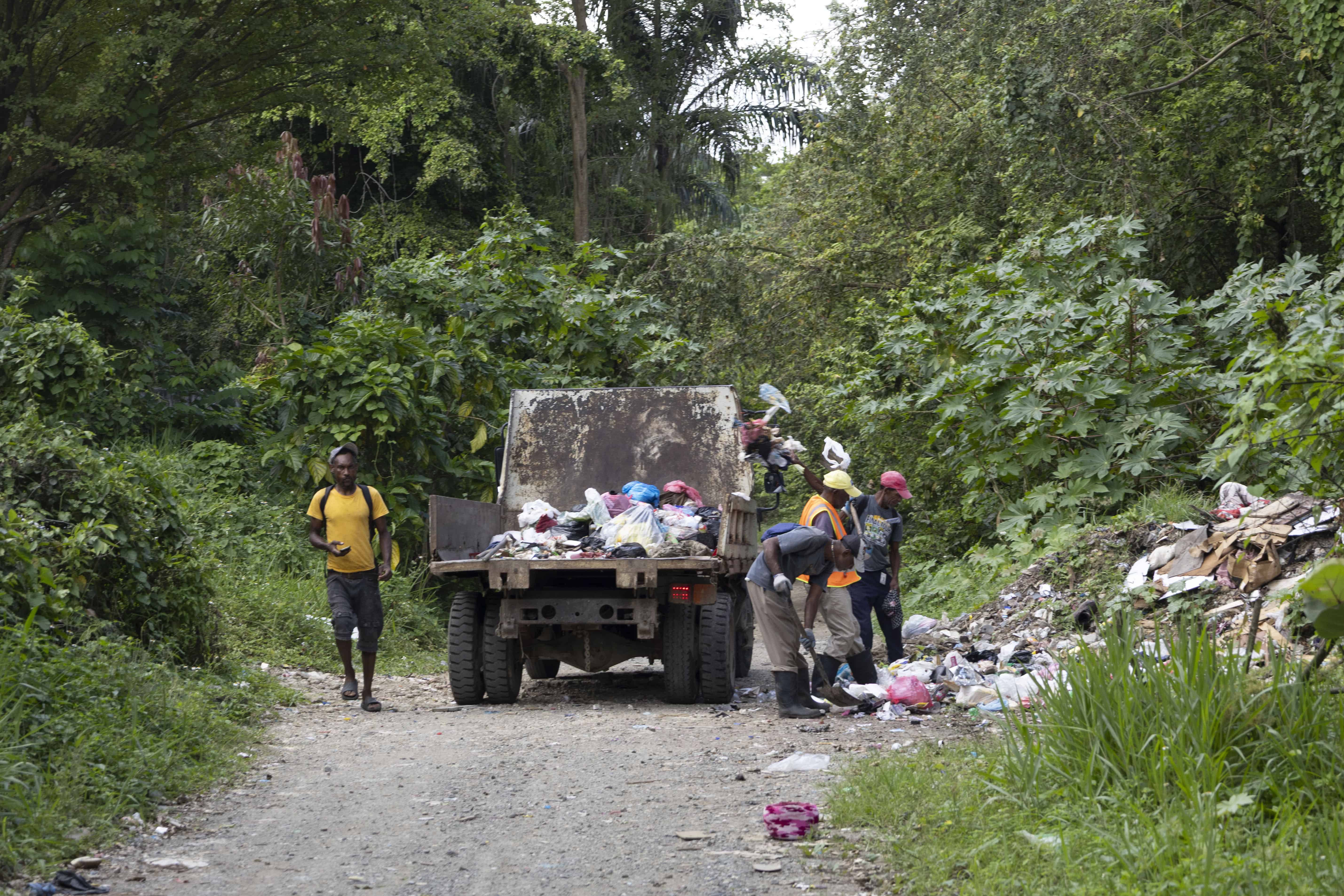 Una brigada de la Alcaldía de Santo Domingo Este recoge la basura de cada día en la calle principal. Un equipos de 9 hombres conforma la brigada.&nbsp;
