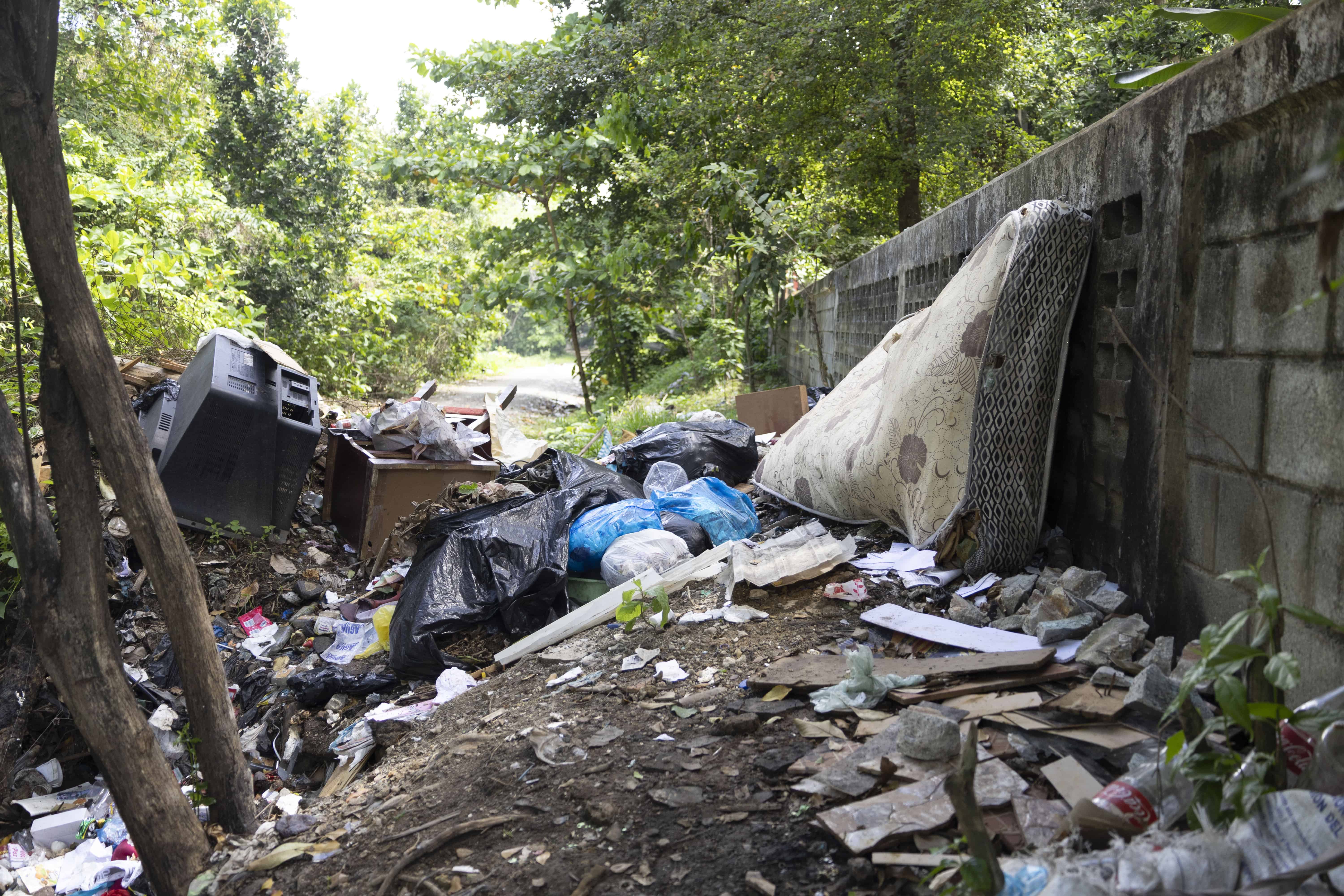 Basurero improvisado en la Vieja Barquita.