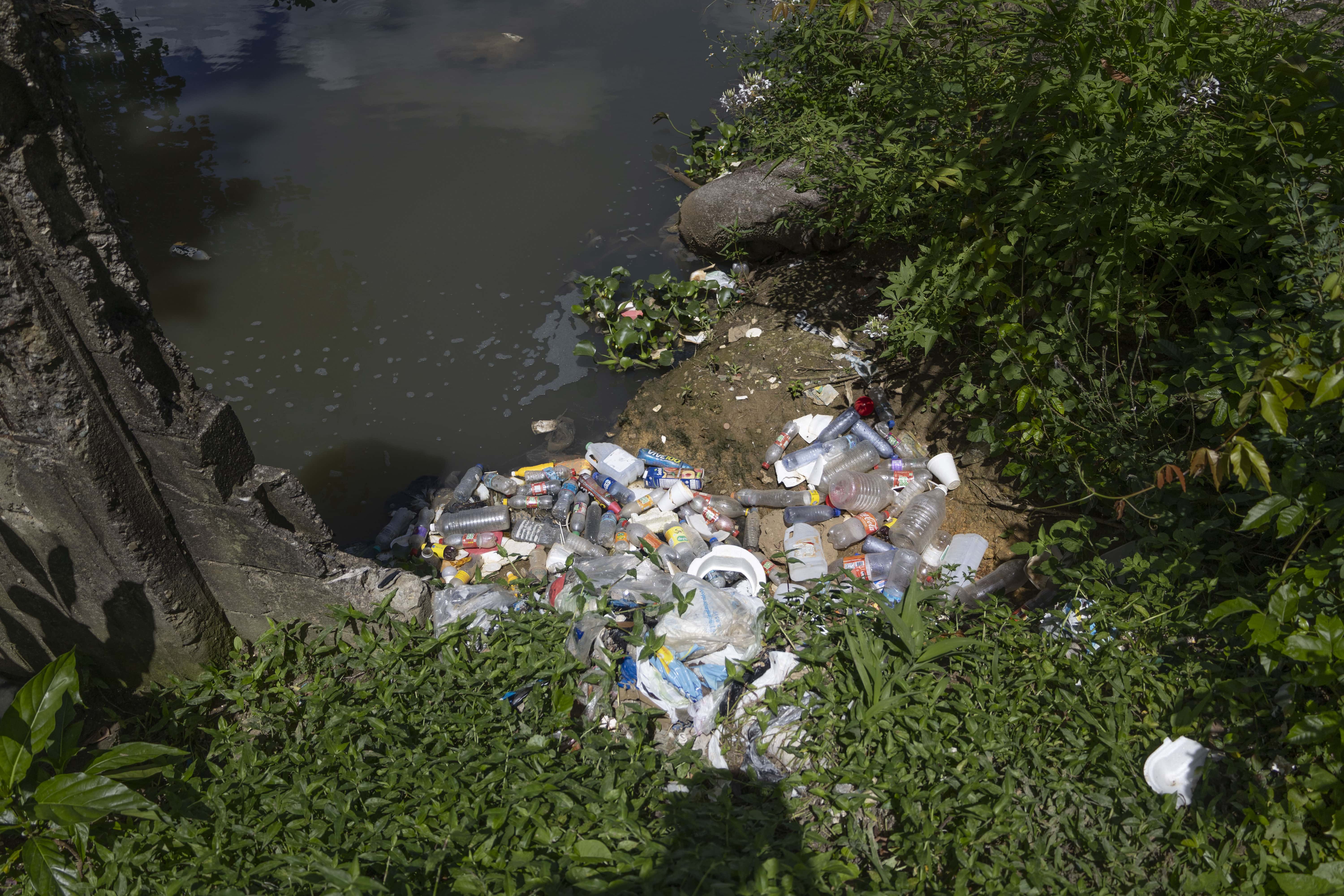 La basura sigue llegando al río por las cañadas.