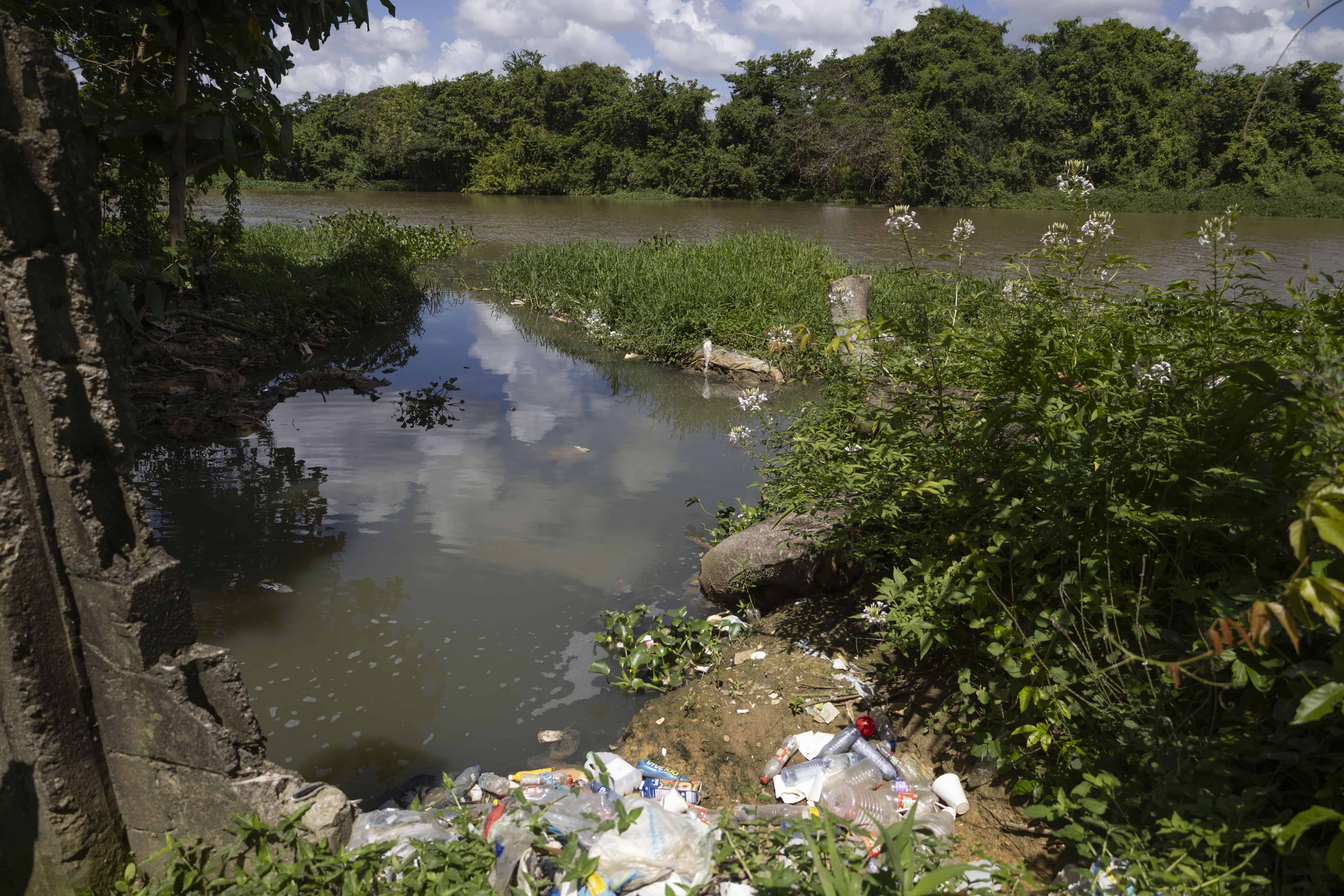 El río Ozama y la contaminación con residuos sólidos.  
