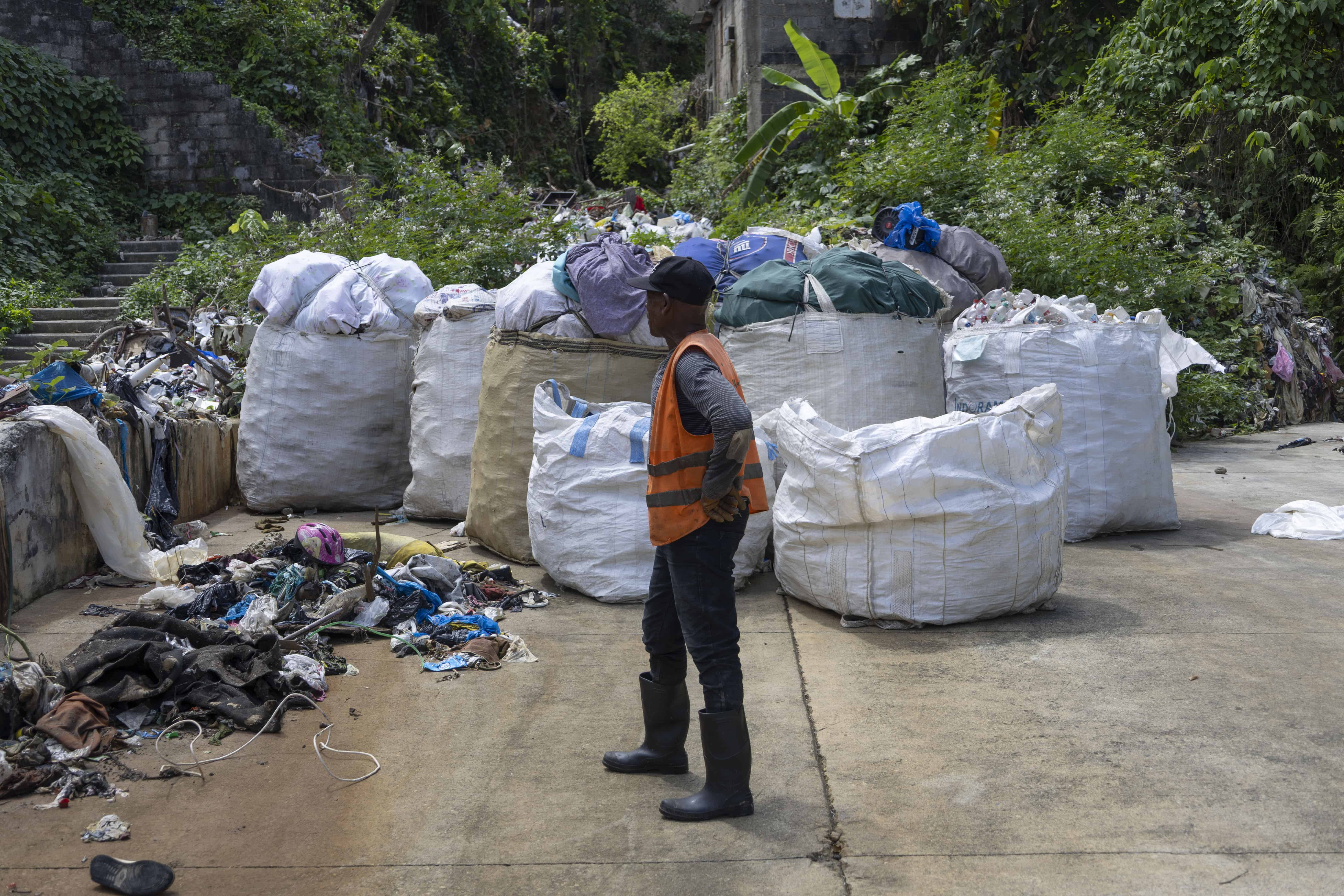 Algunas personas sacan plásticos para venderlos y evitar que vayan al río.  
