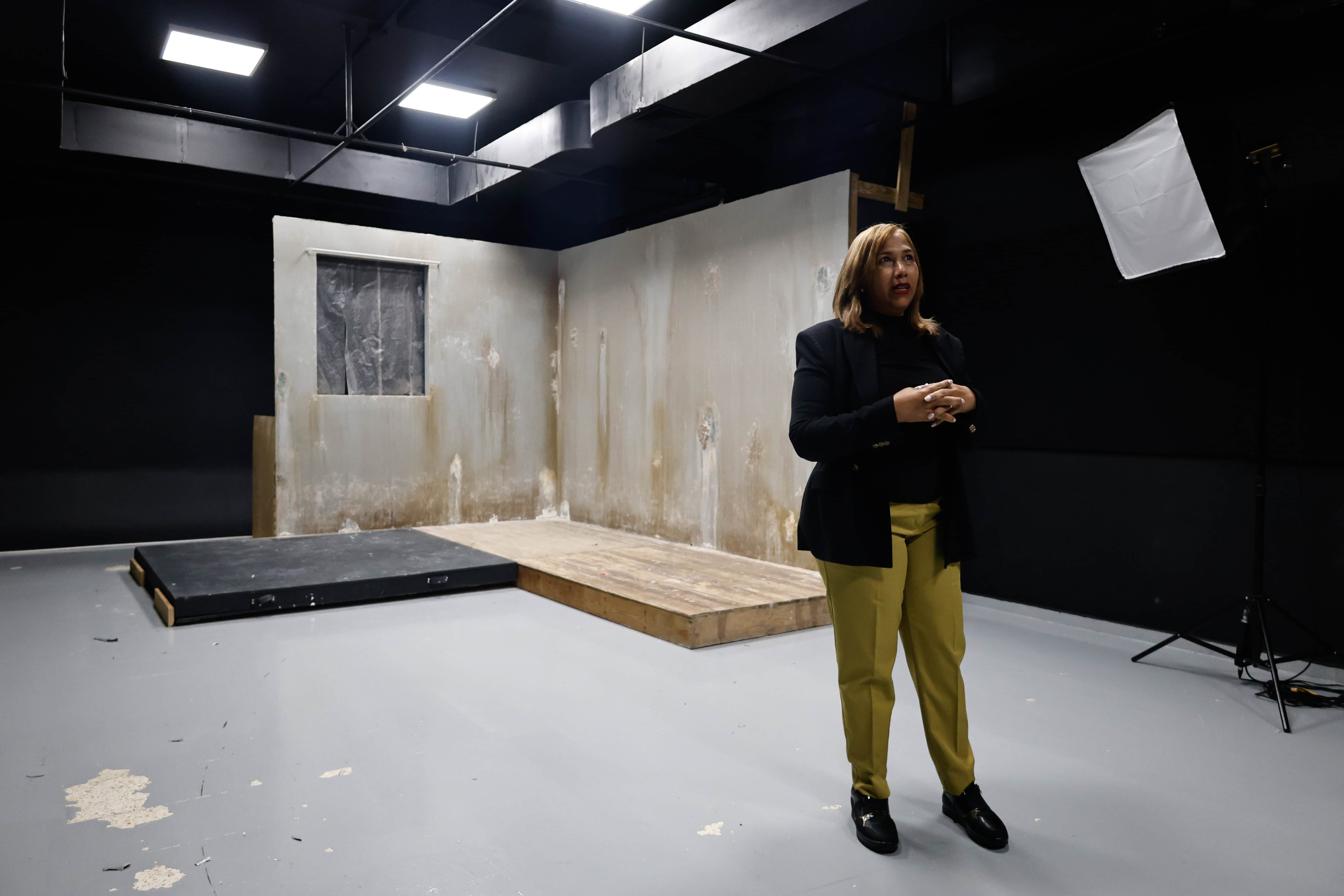 La directora de la Escuela de Comunicación de la Pucmm, Ana Bélgica Güichardo en el set cinematográfico.