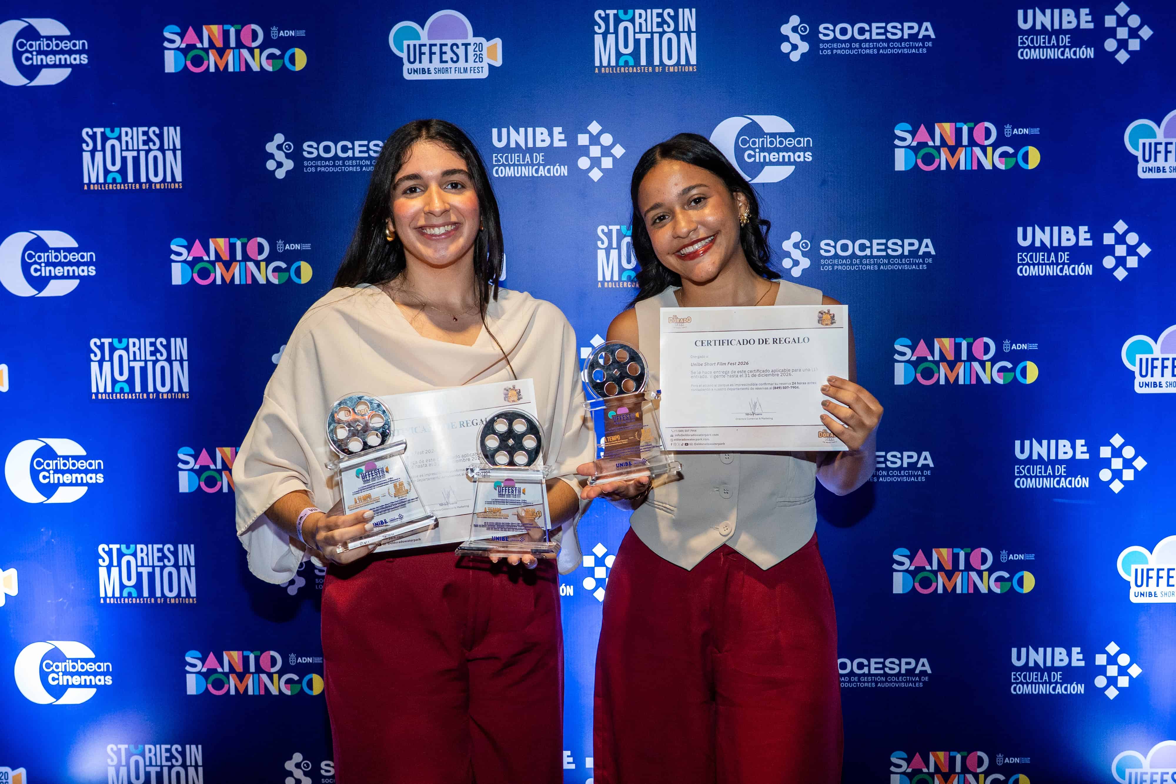 Elena Carrasco y Camila Del Carmen.