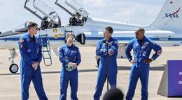 Los astronautas de Artemis II se colocan sus trajes espaciales para el despegue