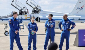 Los astronautas de Artemis II se colocan sus trajes espaciales para el despegue