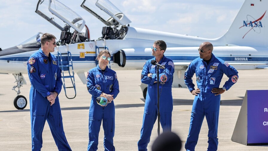 Los astronautas de Artemis II se colocan sus trajes espaciales para el despegue