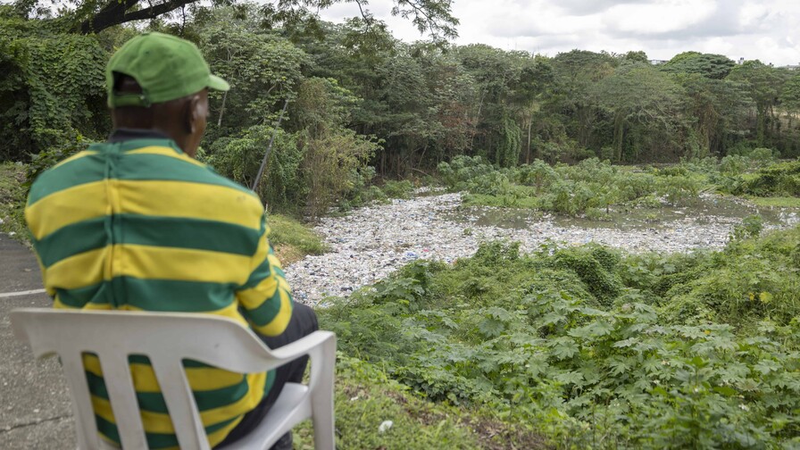 El arroyo Yaguasa, convertido en vertedero que contamina el r&iacute;o Isabela