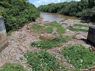 Basura saca de servicio acueducto Barrera de Salinidad