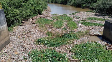 Caasd suspende servicio en acueducto Barrera de Salinidad por acumulaci&oacute;n de desechos