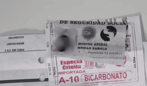 Sobres de bicarbonato vendidos al detalle en colmados exponen datos y fotos de personas