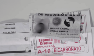 Sobres de bicarbonato vendidos al detalle en colmados exponen datos y fotos de personas