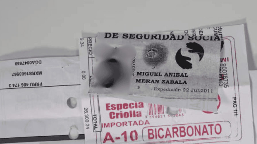 Sobres de bicarbonato vendidos al detalle en colmados exponen datos y fotos de personas