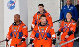 Astronautas ya est&aacute;n a bordo del cohete para hist&oacute;rico lanzamiento a la Luna de Artemis II