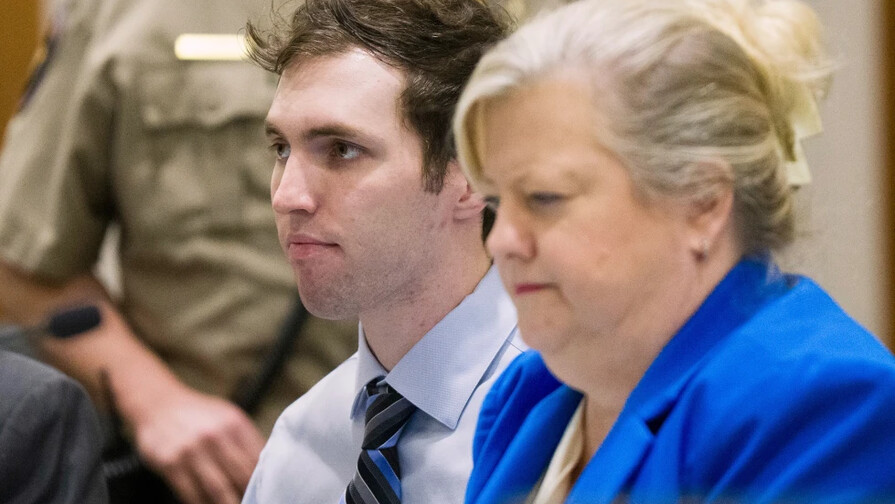 La defensa en el caso de Charlie Kirk pide aplazar audiencia y cuestiona prueba bal&iacute;stica