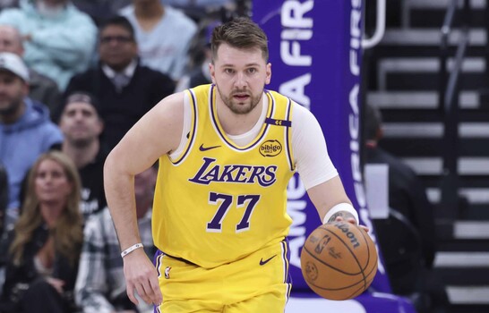 Doncic vuelve con 42 puntos en otra noche de r&eacute;cord de LeBron James