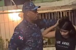 Apresan al coronel Fausto Madé captado en un video mientras agrede a una mujer en Los Mina