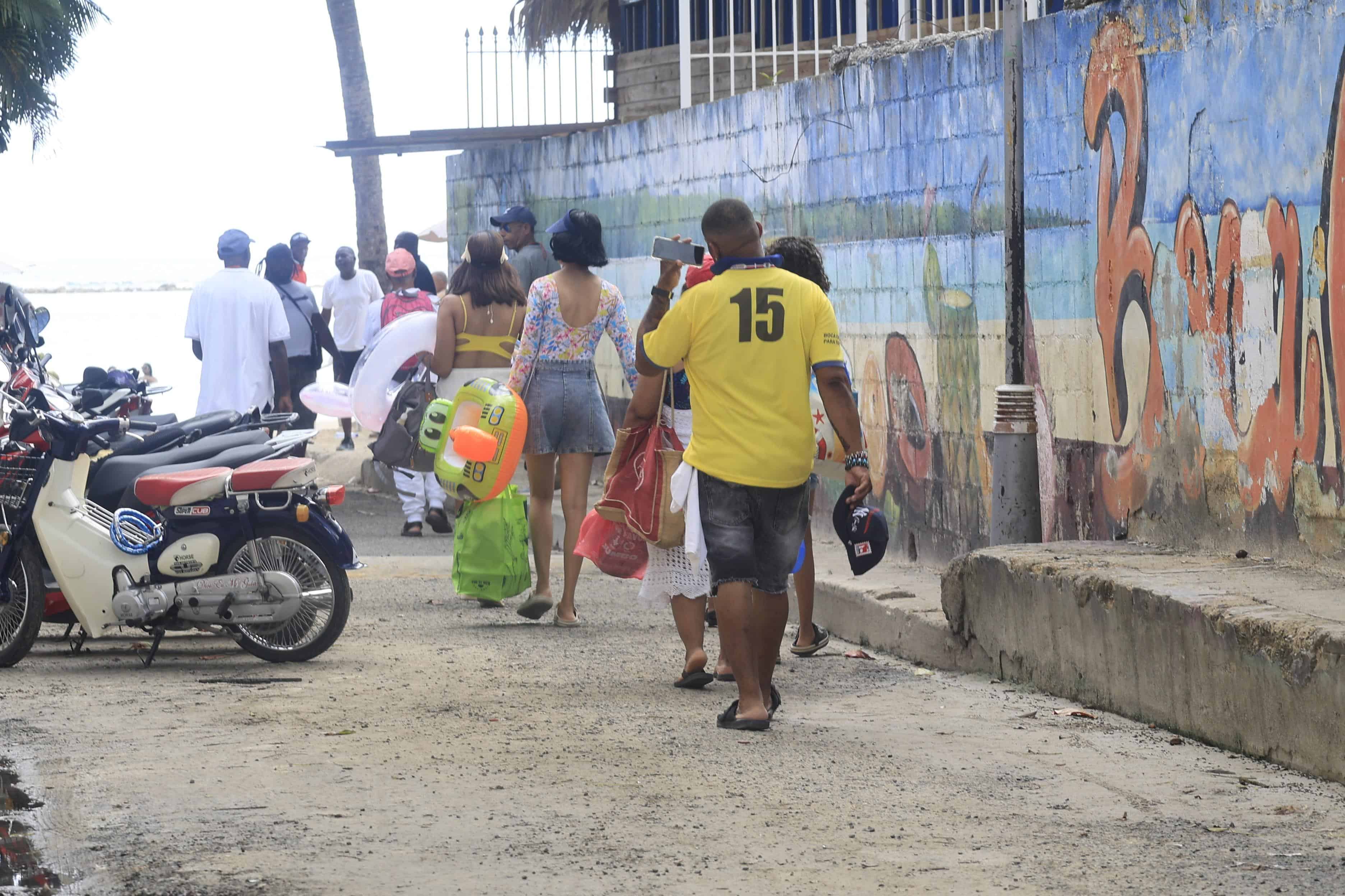 Visitantes llegan con bultos y neveras, llevando su propia comida para evitar gastar de m&aacute;s.