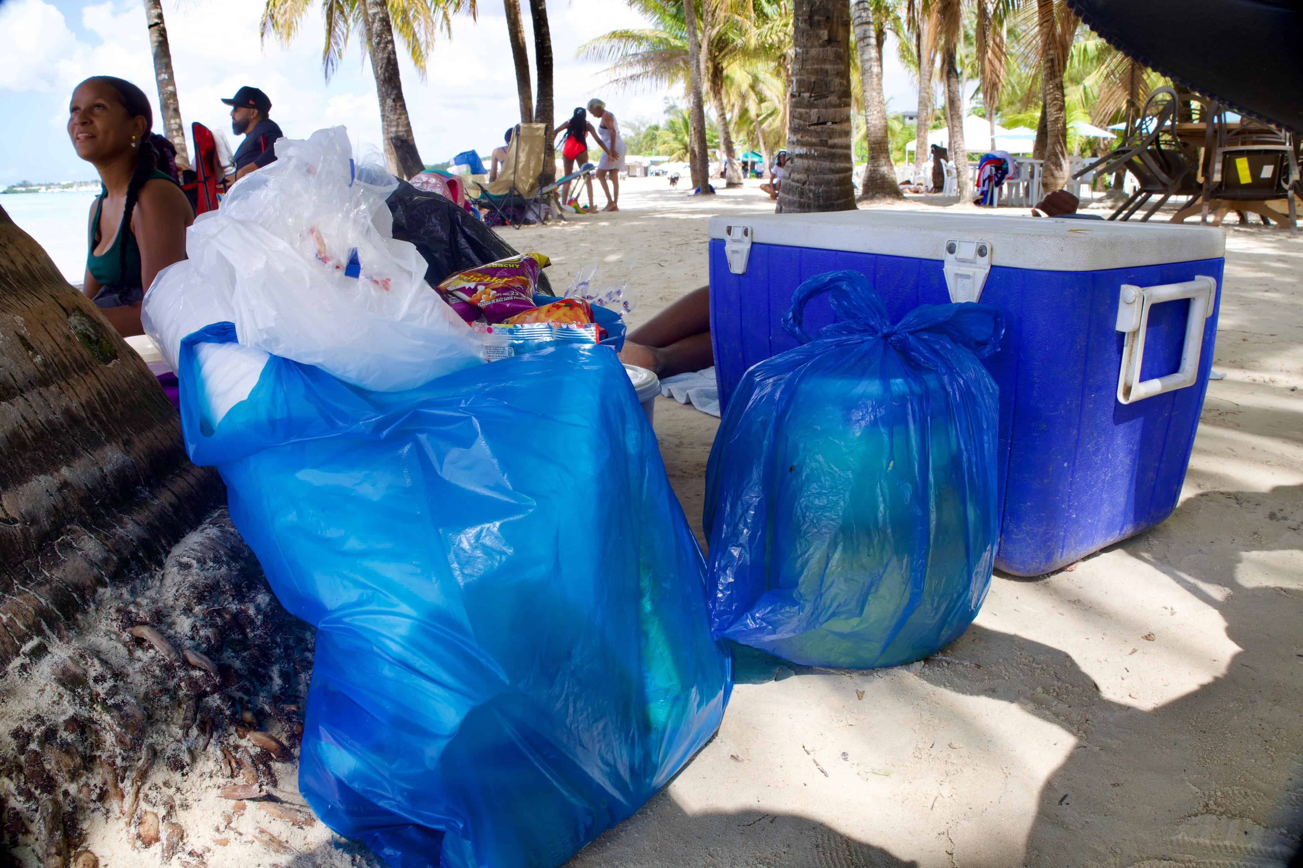 Entre bultos y fundas llenas de picaderas, as&iacute; llegan algunos a la playa para evitar gastar de m&aacute;s.
