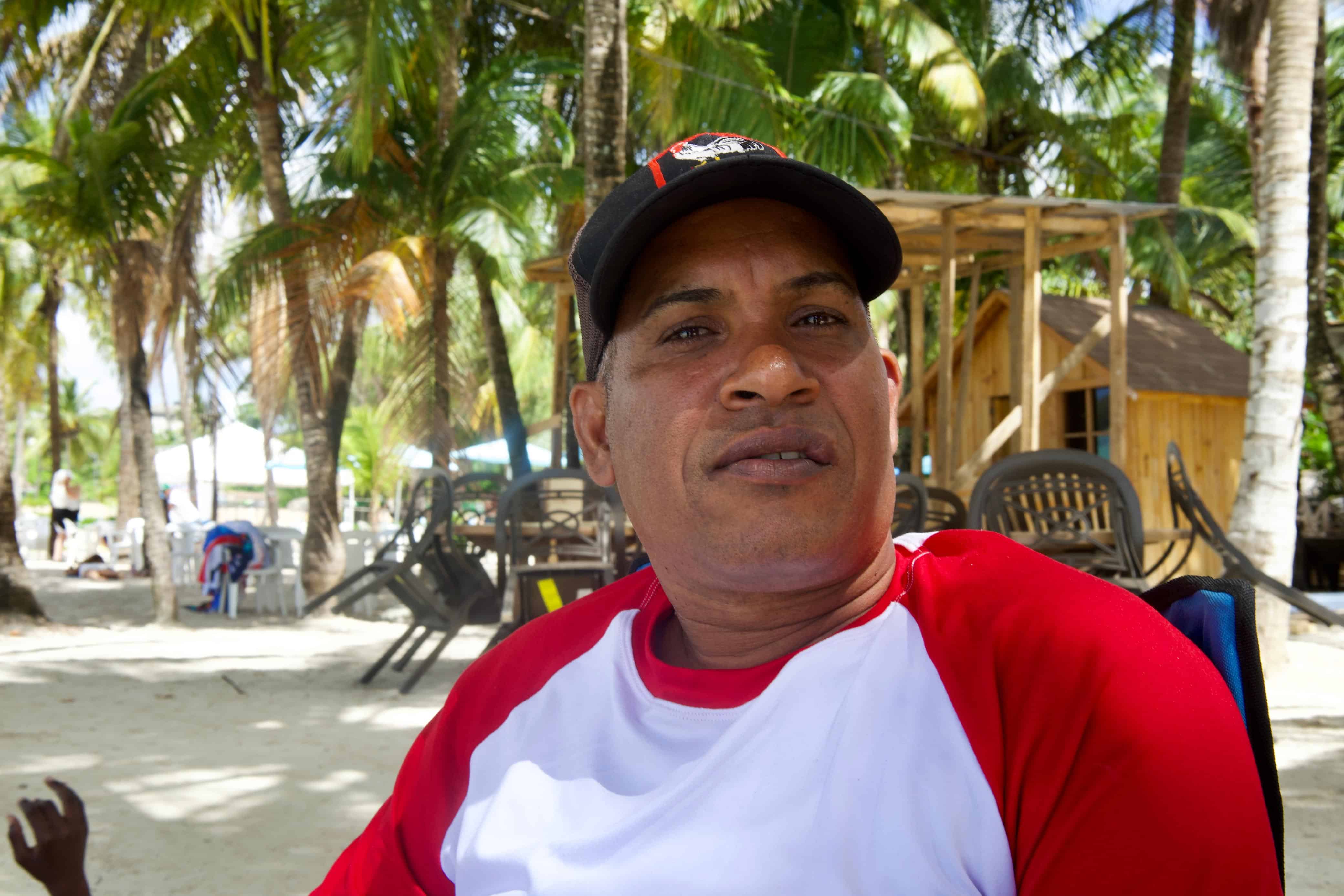 Juan Leonardo, visitante en la playa Boca Chica expresa su opini&oacute;n sobre los precios de la comida.