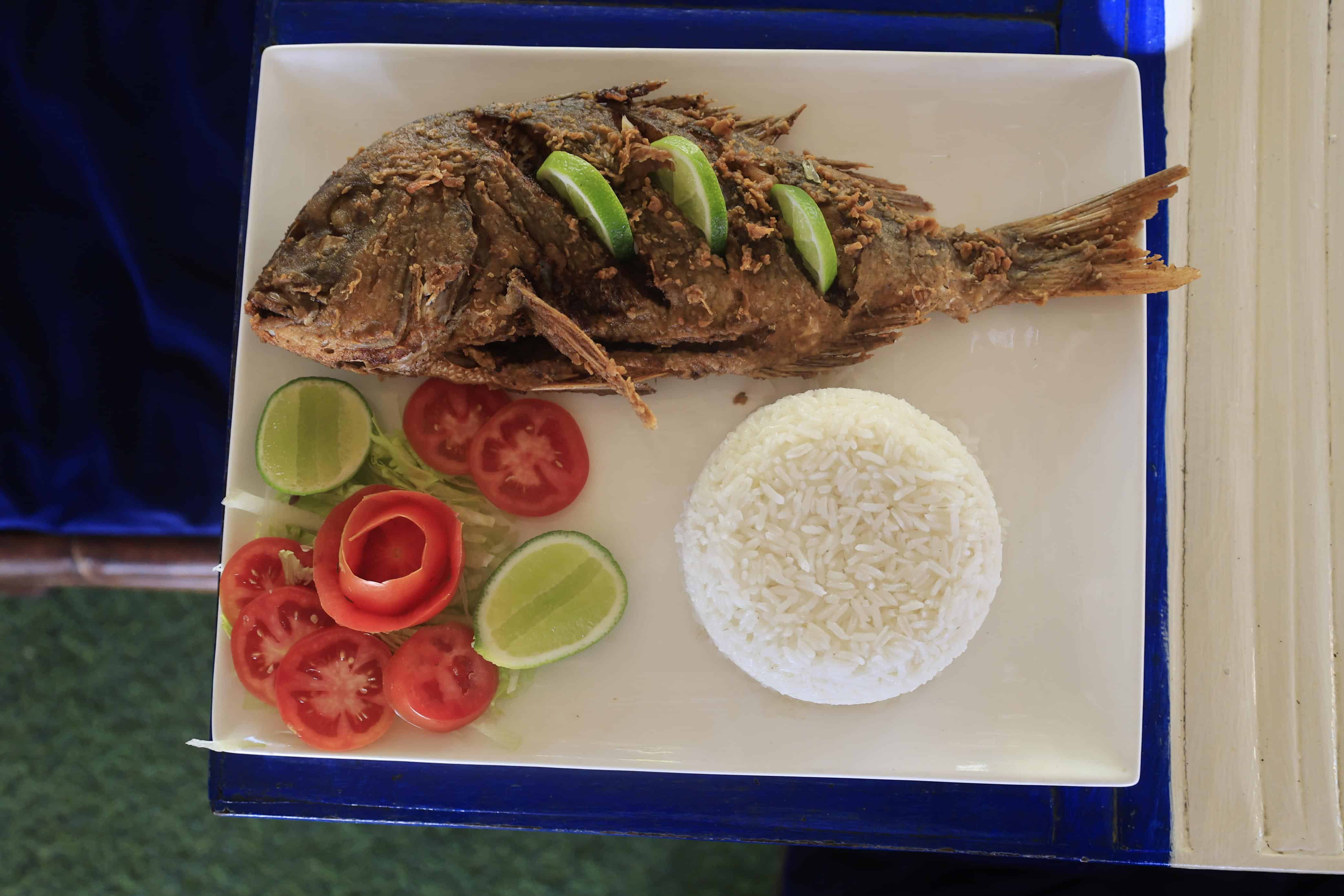 Pescado frito, uno de los platos m&aacute;s buscados por quienes visitan la playa
