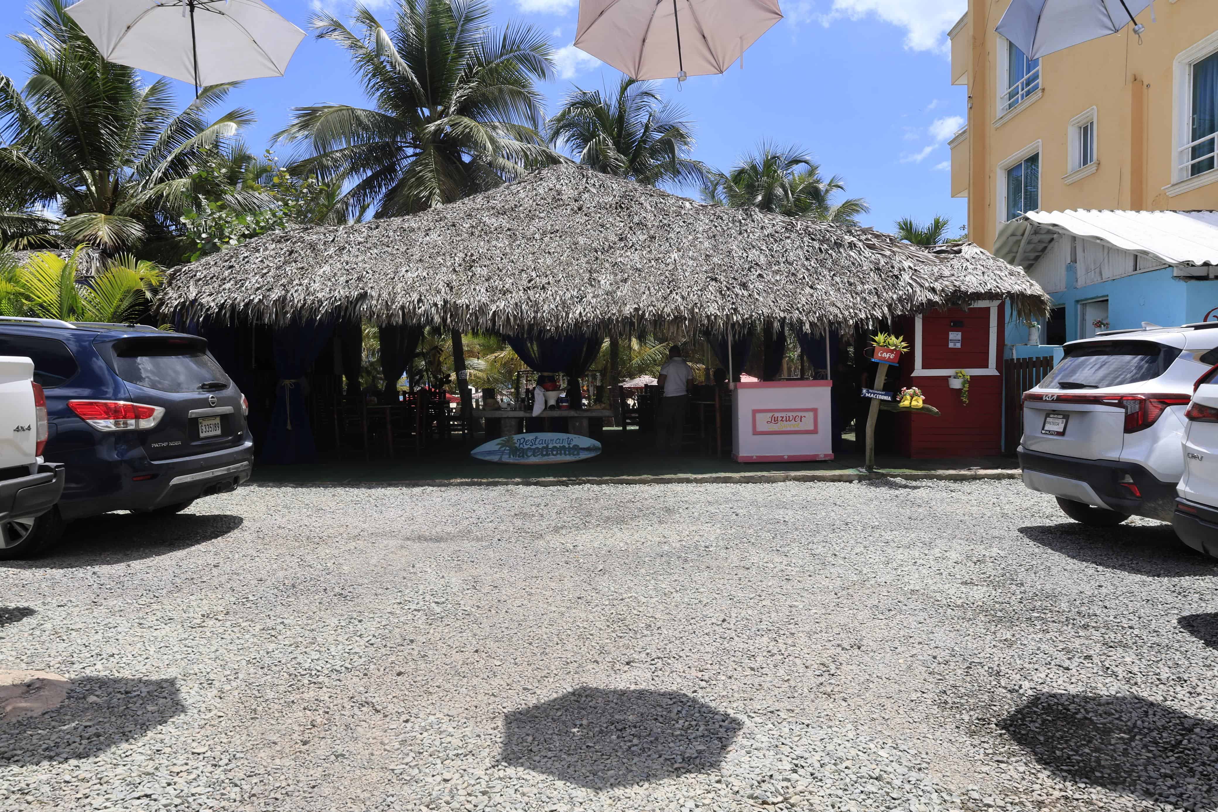 Fachada de uno de los establecimientos que ofrece alimentos y bebidas a los visitantes en la playa.