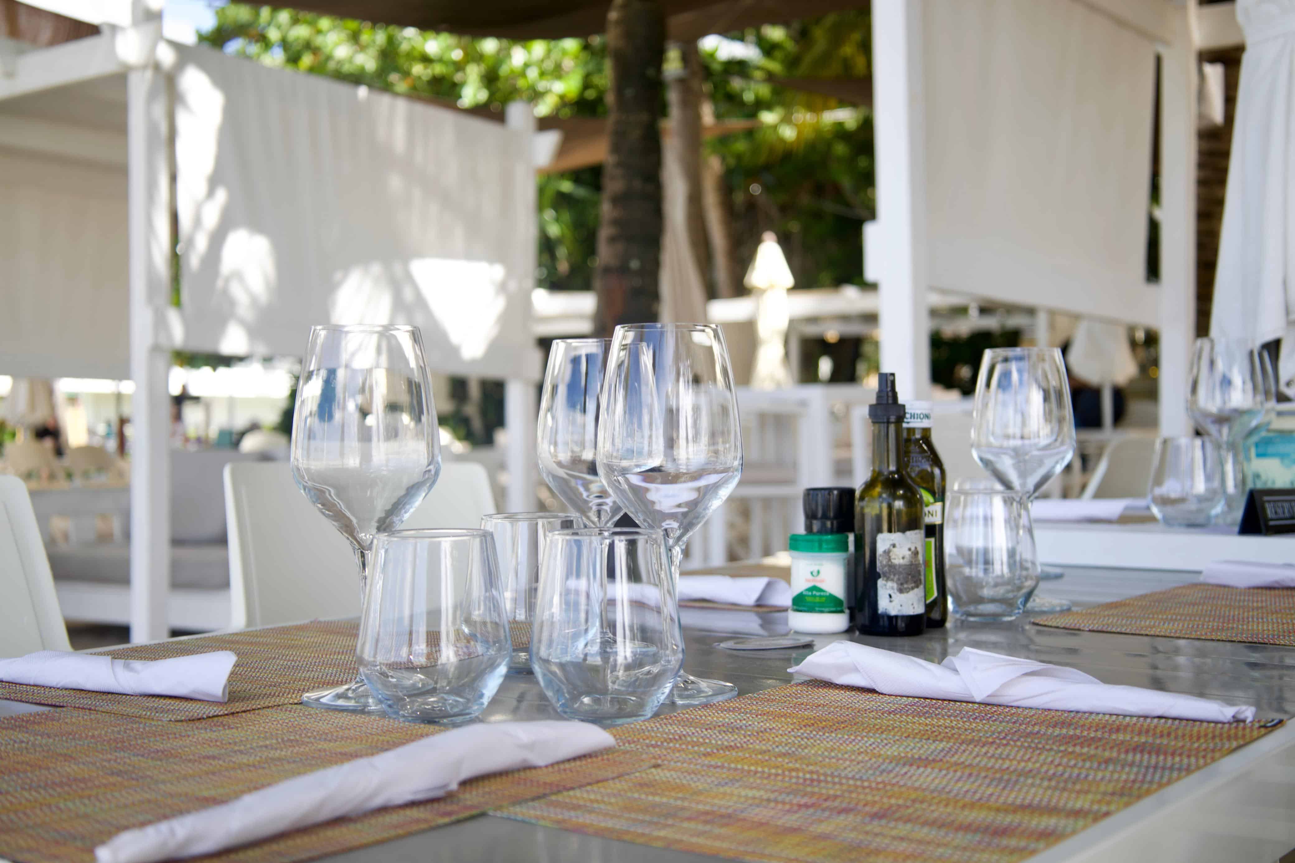 Vasos listos para servir a los visitantes que llegan a consumir