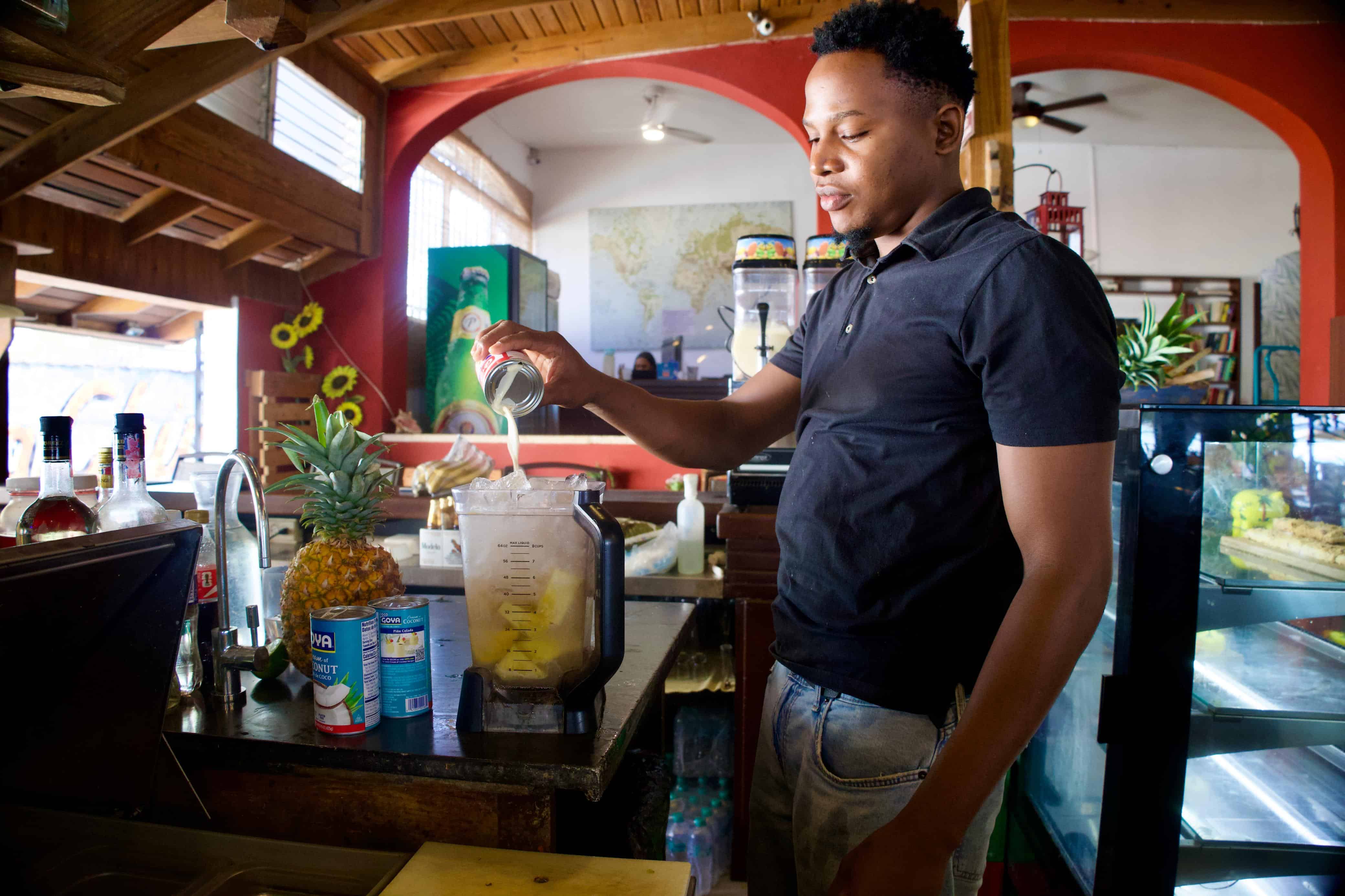 Un trabajador prepara las &nbsp;batidas para los visitantes que buscan refrescarse durante el d&iacute;a
