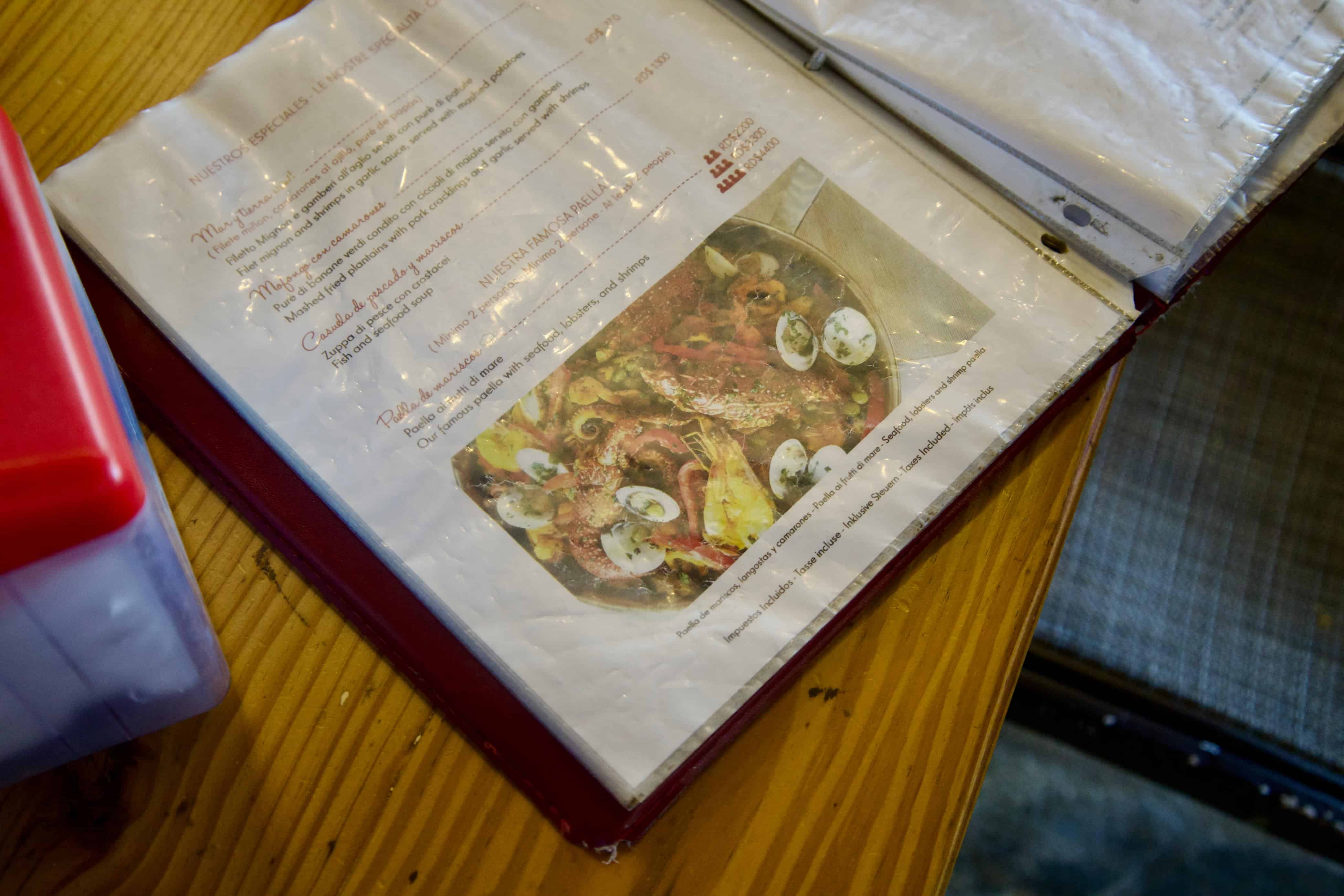 Men&uacute;s exhiben una variedad de platos y precios