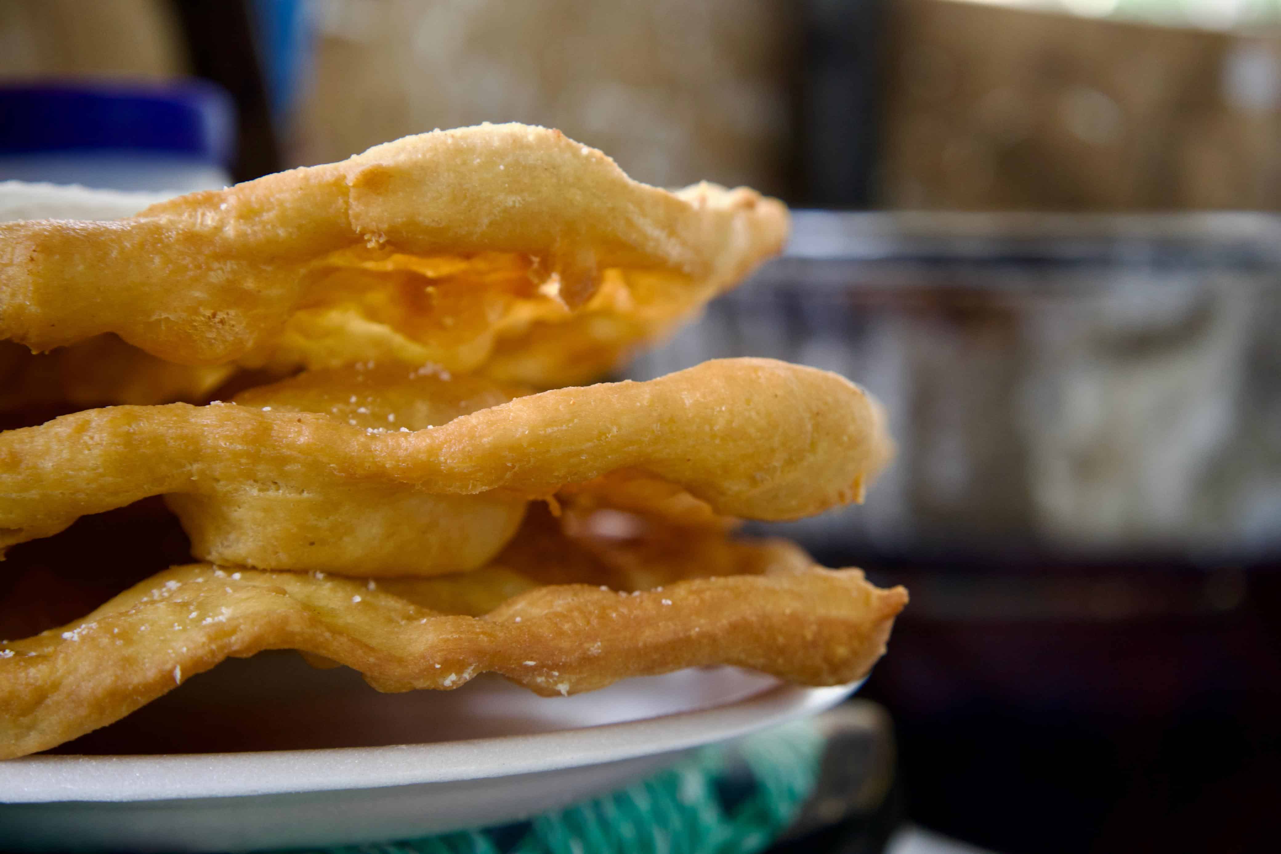 Yaniqueques reci&eacute;n hechos, una de las opciones m&aacute;s accesibles para los visitantes.