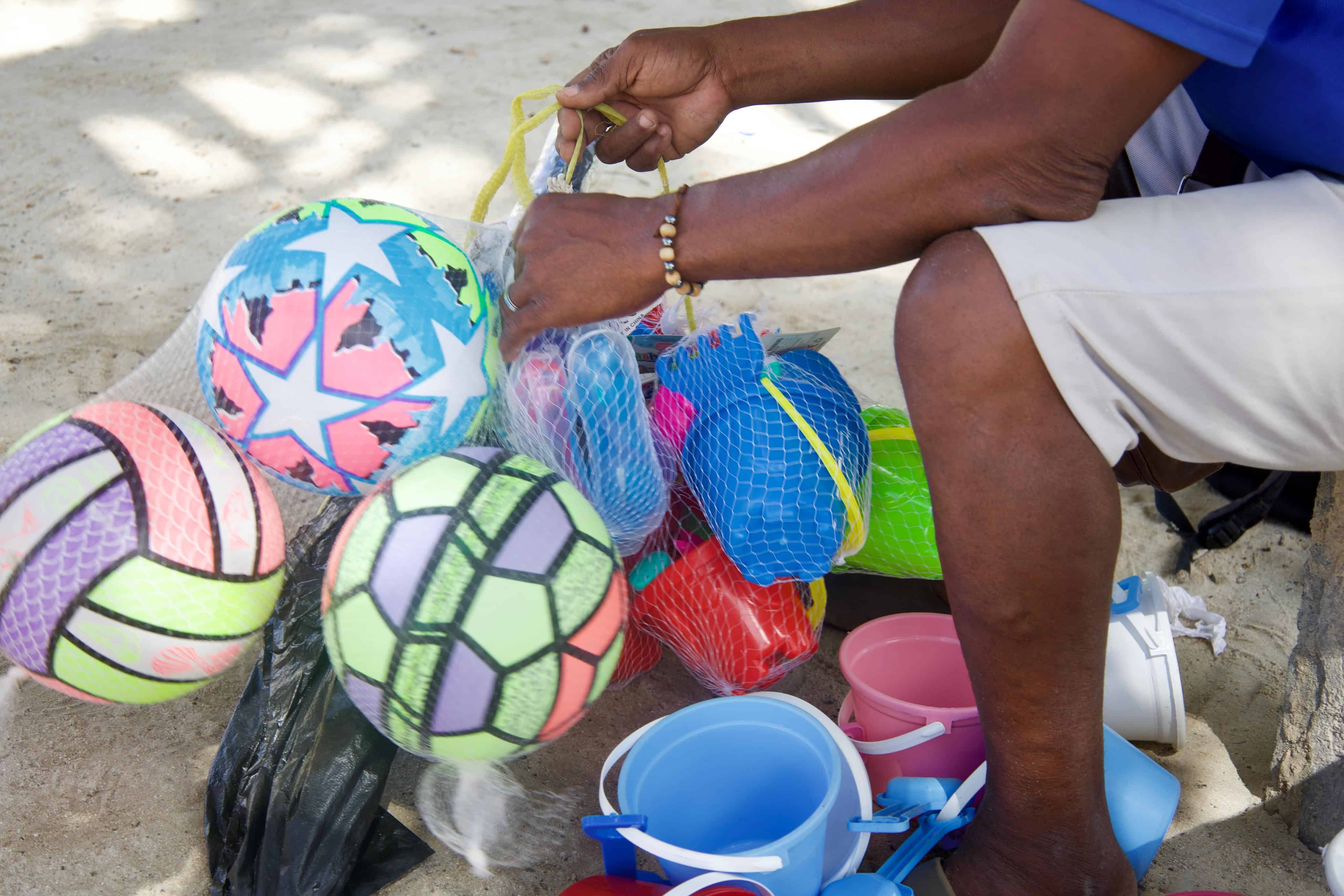 Pelotas, cubetas y otros juguetes son utilizados por ni&ntilde;os para jugar en la arena