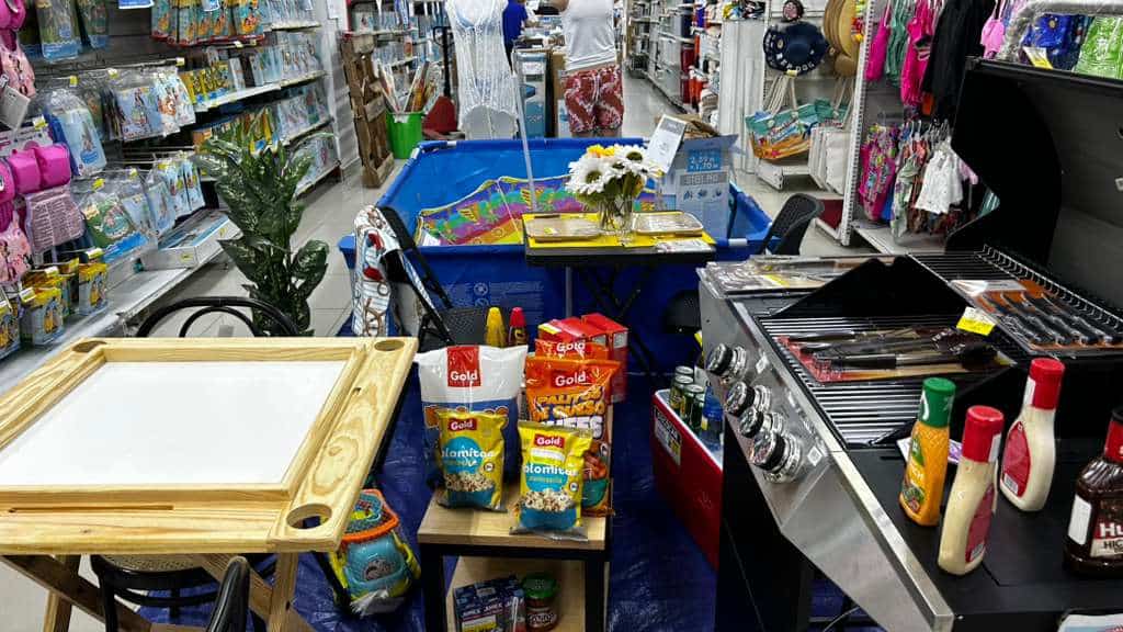 Flotadores y mesas de domin&oacute; en venta en un establecimiento de Santo Domingo.