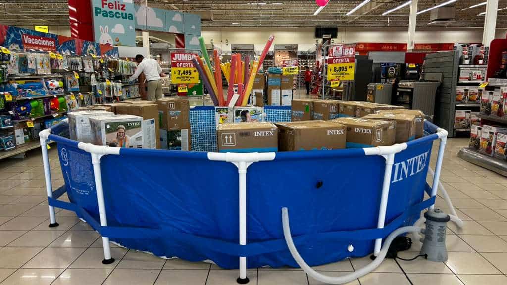 Piscinas en ventas en una tienda de Santo Domingo.